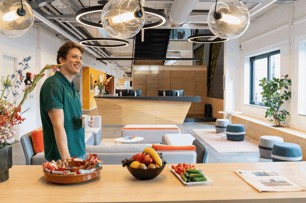 Comfortable modern office kitchen with fresh fruit and snacks, bright lighting, and stylish decor, promoting a welcoming environment for employees at Keylane Careers.