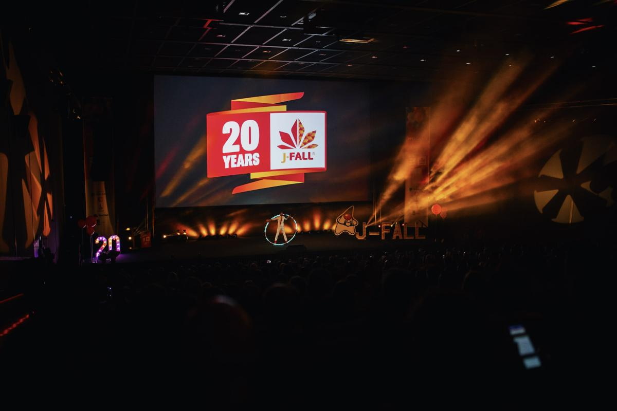 1. Celebrating 20 years of Keylane and J-Fall with a dynamic event featuring stage lighting, a large screen, and company branding.